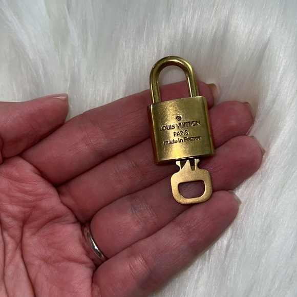 Louis Vuitton LV Gold Padlock Lock & Key 328 - Picture 6 of 7